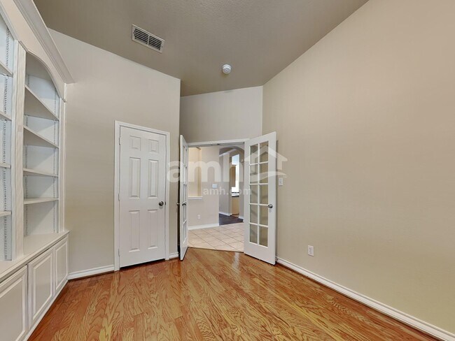 Building Photo - 989 Dogwood Ln