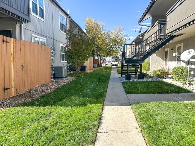 Building Photo - End-Unit Condo in Southglenn