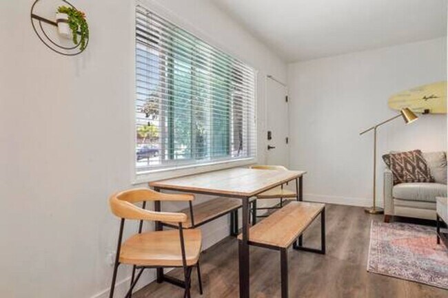 Building Photo - Furnished Home Available Now!