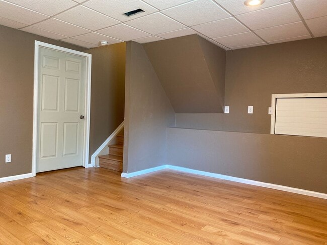 Building Photo - Wonderfully updated and maintained 3 bedro...