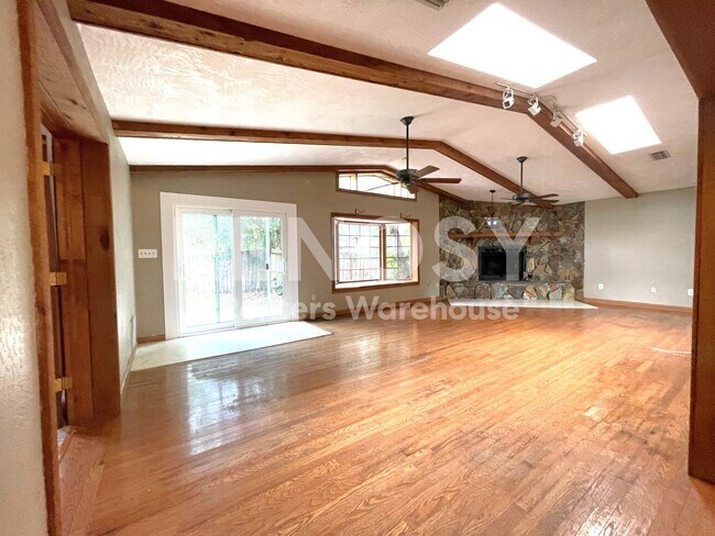 Building Photo - Largo - 4 Bed/2 Bath Single Family Home with Fenced Yard