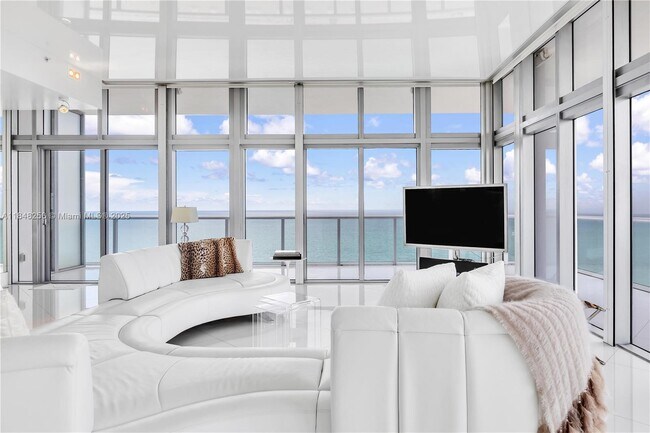 Primary Photo - 3737 Collins Ave