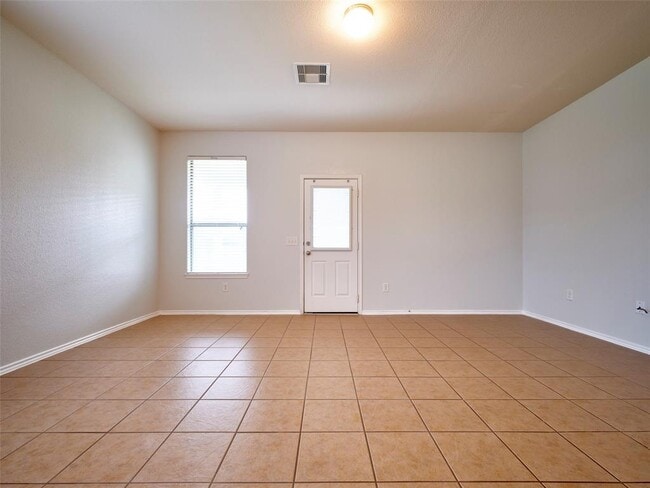 Building Photo - 1426 S Maple Dr