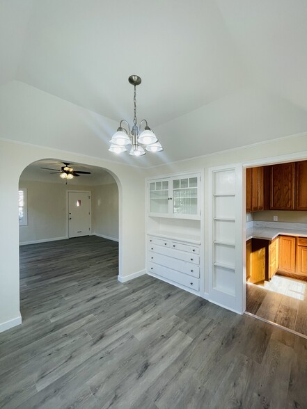 Building Photo - 1208 S St Andrews Pl