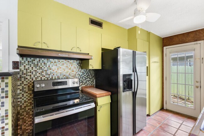 Building Photo - 2 Bed/2 Bath in Northeast Park Subdivision w/ pool