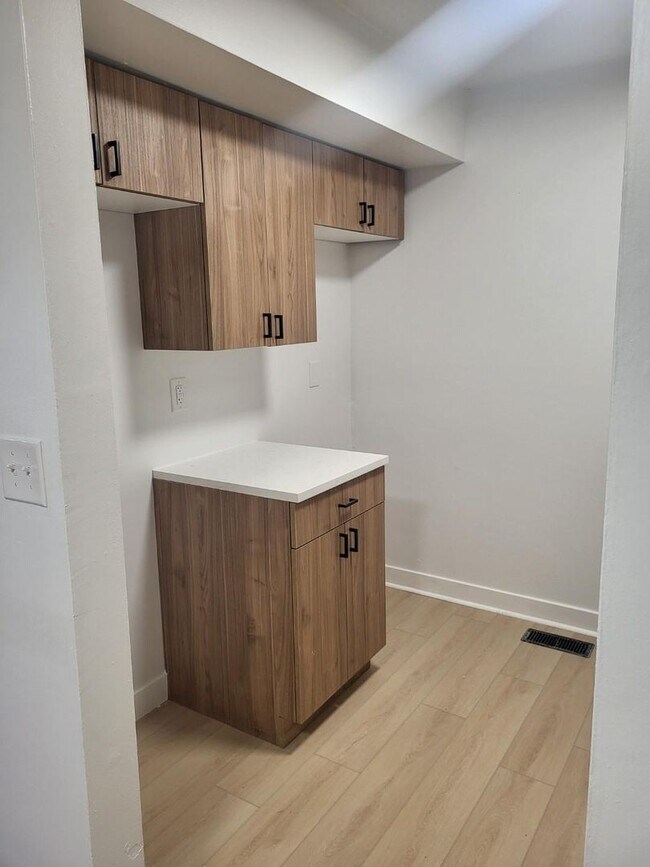 Building Photo - *Newly Renovated* Premium Style 2-Bedroom Apartment Home