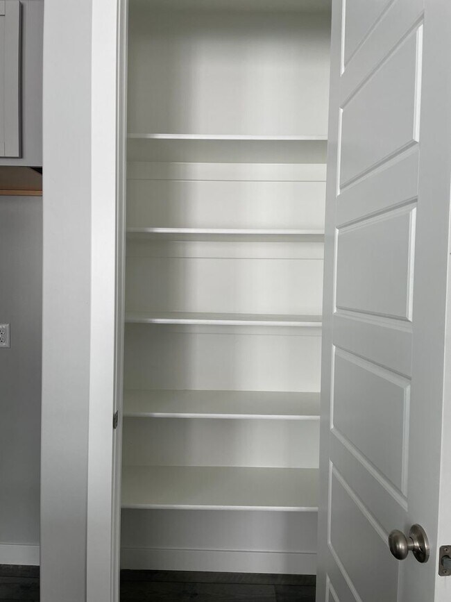 Building Photo - GORGOUS