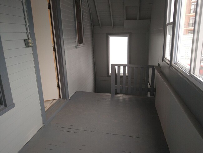 Building Photo - Nice Newly Remodeled 2Br, 1Bth, 2nd Floor -parking included