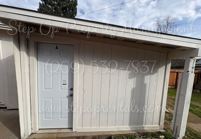 Building Photo - 18669 Pine St