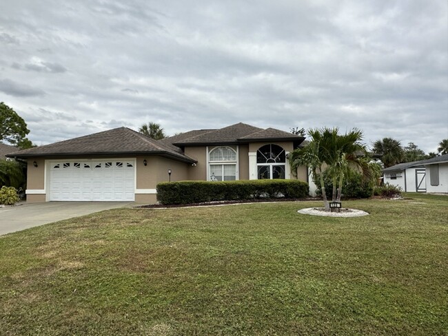 Building Photo - Freshwater Canal Pool Home