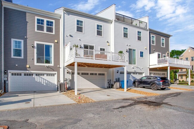 Building Photo - Spacious 3BR Townhome in Annapolis, modern...