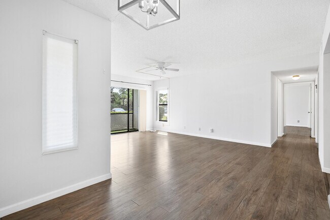 Building Photo - 1605 SW Silver Pine Way