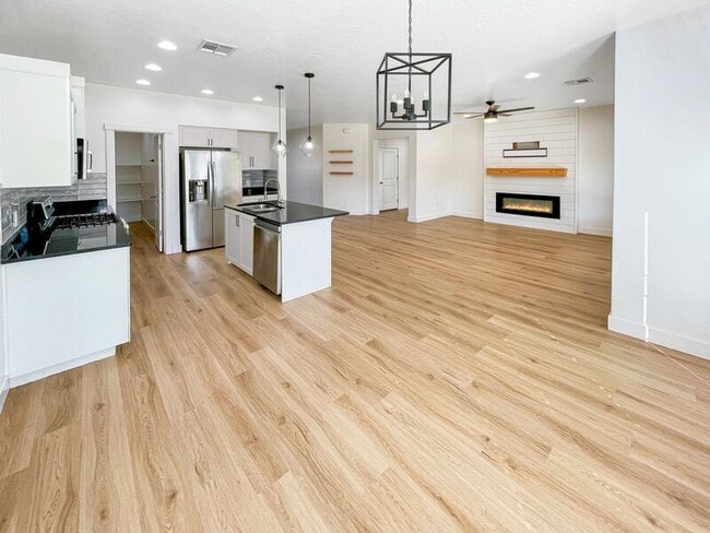 Building Photo - 3298 E Crimson Ridge Dr