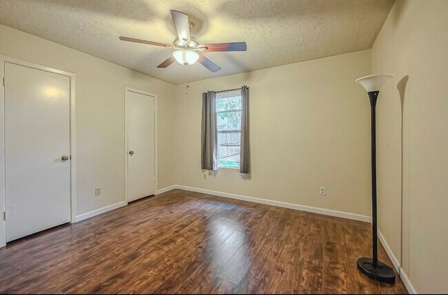 Building Photo - 410 Forest Hills Dr