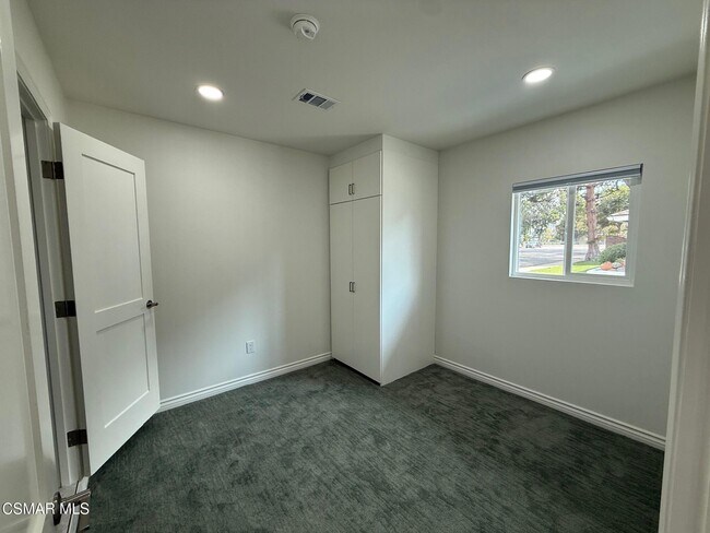 Building Photo - 102 W Alta Green