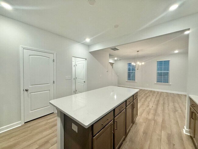 Building Photo - 443 White Oak Gdn Wy