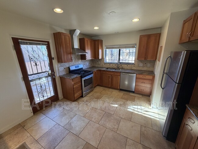 Building Photo - 921 Dartmouth Dr NE