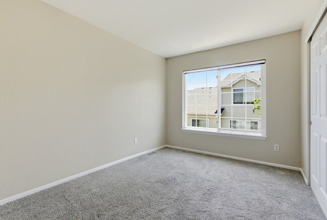 Building Photo - $2,540.95 - 3 Bed, 2.5 Bath Townhome in Aurora with In Unit Laundry!