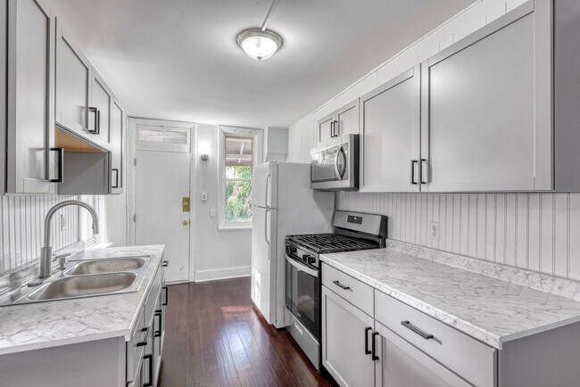 Building Photo - Newly Renovated 3 Bedroom, 1 Bathroom Townhouse