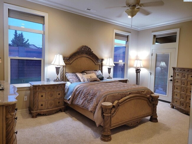 Building Photo - Large South Richland 4 Bed/3 Bath Home
