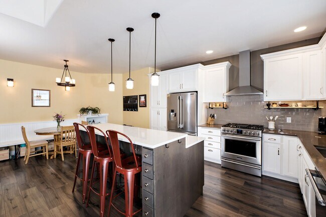 Building Photo - 3 Bedroom 2 Bathroom Ranch Style Home in I...
