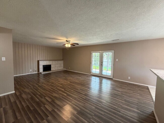 Building Photo - Lovely 4 Bedroom 2 Bathroom Home In NE ABQ!