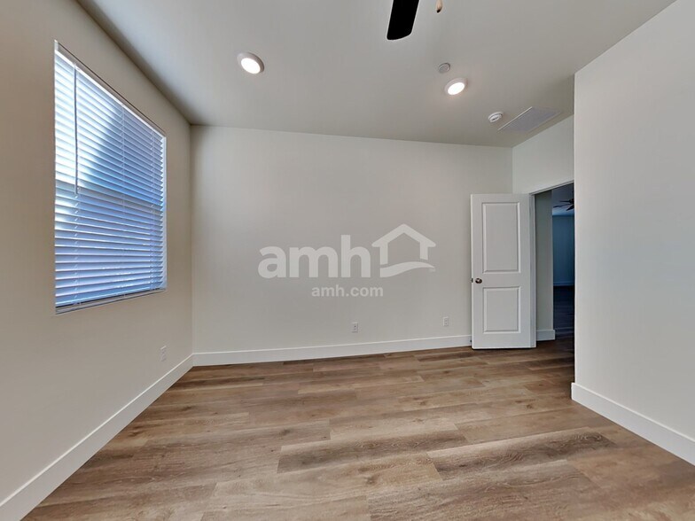 Building Photo - 521 Silverbell Falls Pl