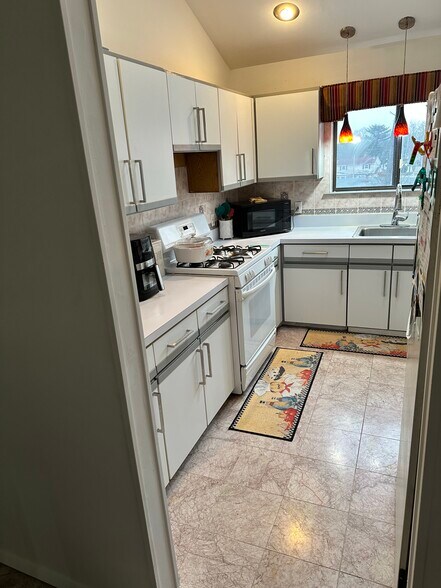 Building Photo - 14 Nagle Ln