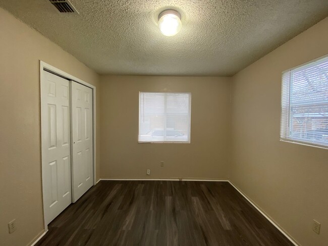 Building Photo - 1 Month Free Rent ! Covered Front Porch  /...