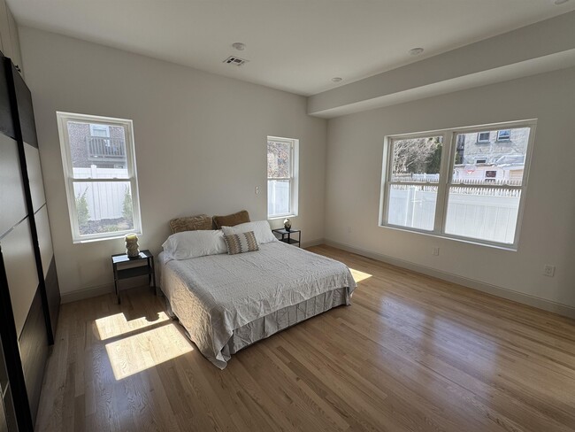 Building Photo - 315 25th St