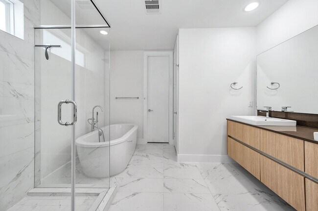Building Photo - 5519 Paraiso Pl