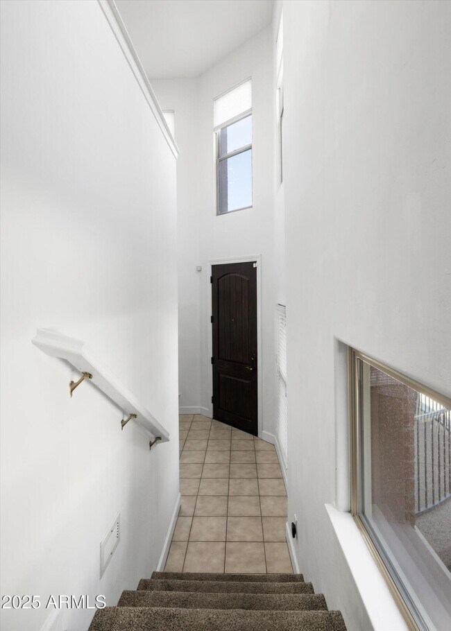 Building Photo - 505 W 6th St