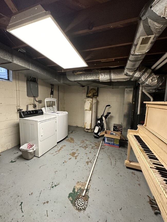 Building Photo - 4 Bed 2 Bath close to UWEC and downtown! A...