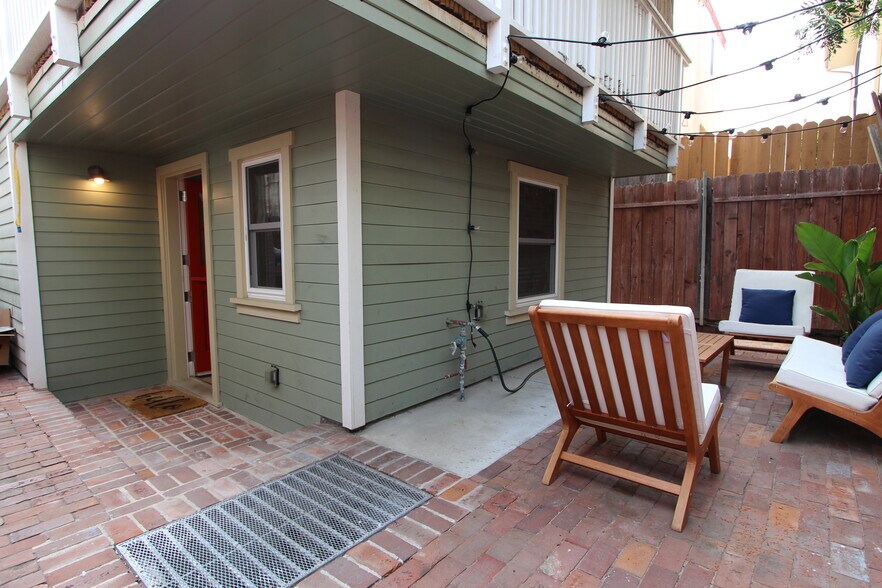 Building Photo - 806 Bayview Dr