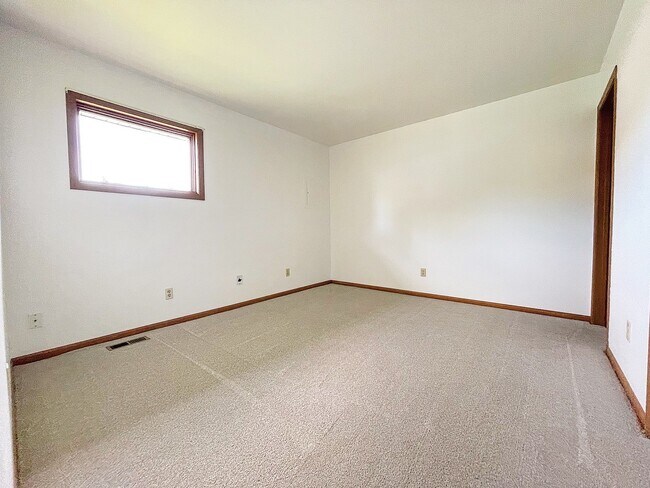 Building Photo - 150-154 Meadows Cir