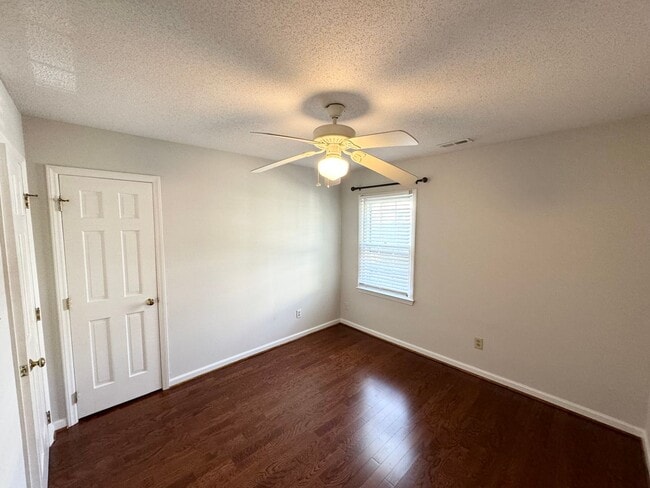 Building Photo - 3 BR 2 Bath Townhome