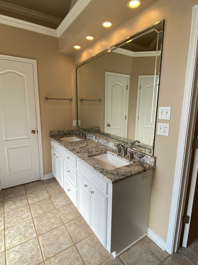 Building Photo - Golden Meadows Rental