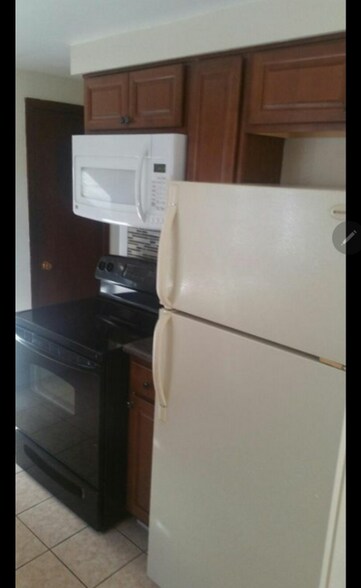 Building Photo - 206 Mead St