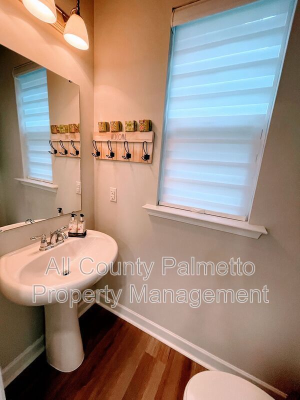 Building Photo - 577 McLernon Trce