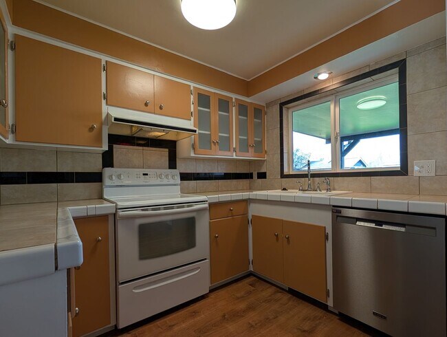 Building Photo - Charming 3 Bedroom, 1 Bath With Large Yard & Great Patio Space!