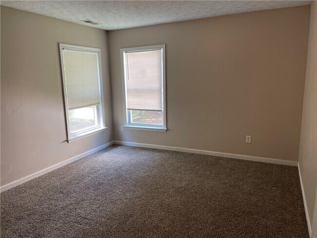 Building Photo - 8801 Lakecrest Way