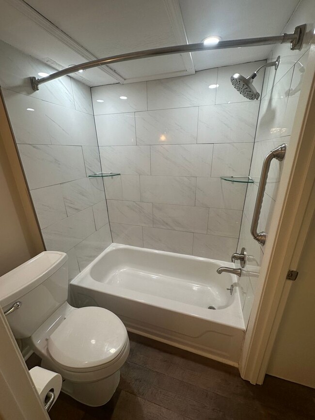 Building Photo - 3BD/2BA Townhouse located in Whispering Oaks!