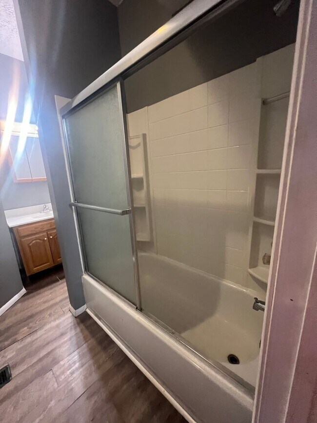 Building Photo - 520 N Alameda Ave