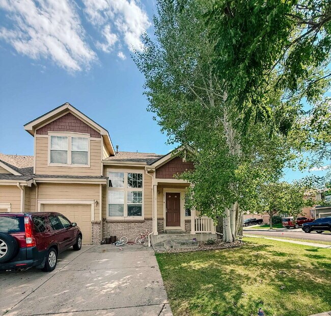 Primary Photo - 2 bed/ 2 .5 bath duplex in established nei...