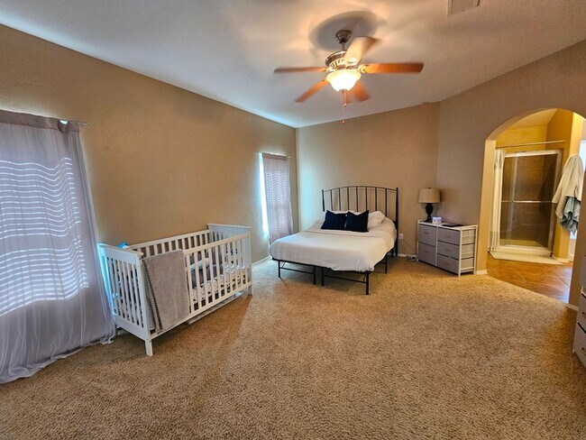 Building Photo - Spacious Golf Course Area Home with 4 Bedr...