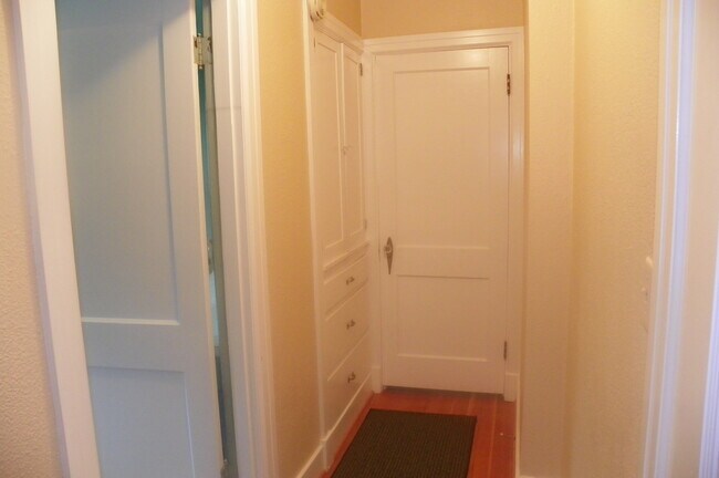 Building Photo - PETS CONSIDERED! Located in Bend's HISTORIC District, Walk to Drake Park! A/C, All Appliances, Ha...