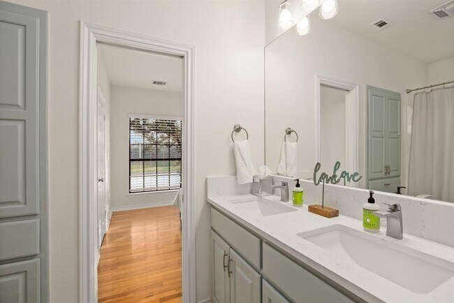 Building Photo - 1352 Lakeshore Dr