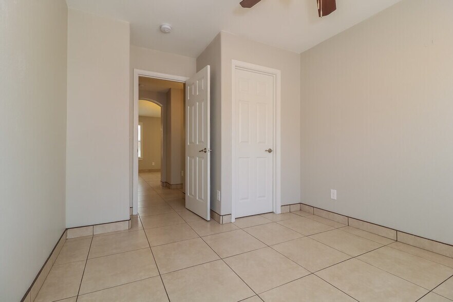 Building Photo - 1616 S 82nd Dr