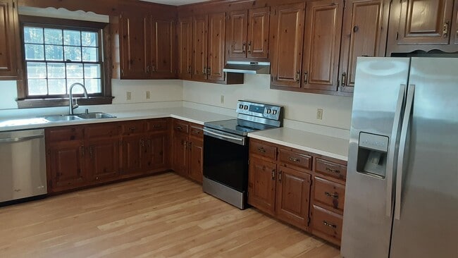 Building Photo - 3 Bedroom 2 bath Brick Ranch on 7.9 Acres ...