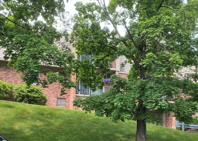 Building Photo - 611 Calais Dr